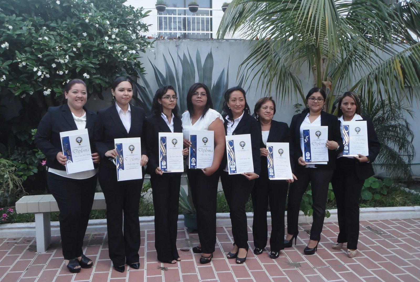 Integrantes de la comunidad IPX con diplomas