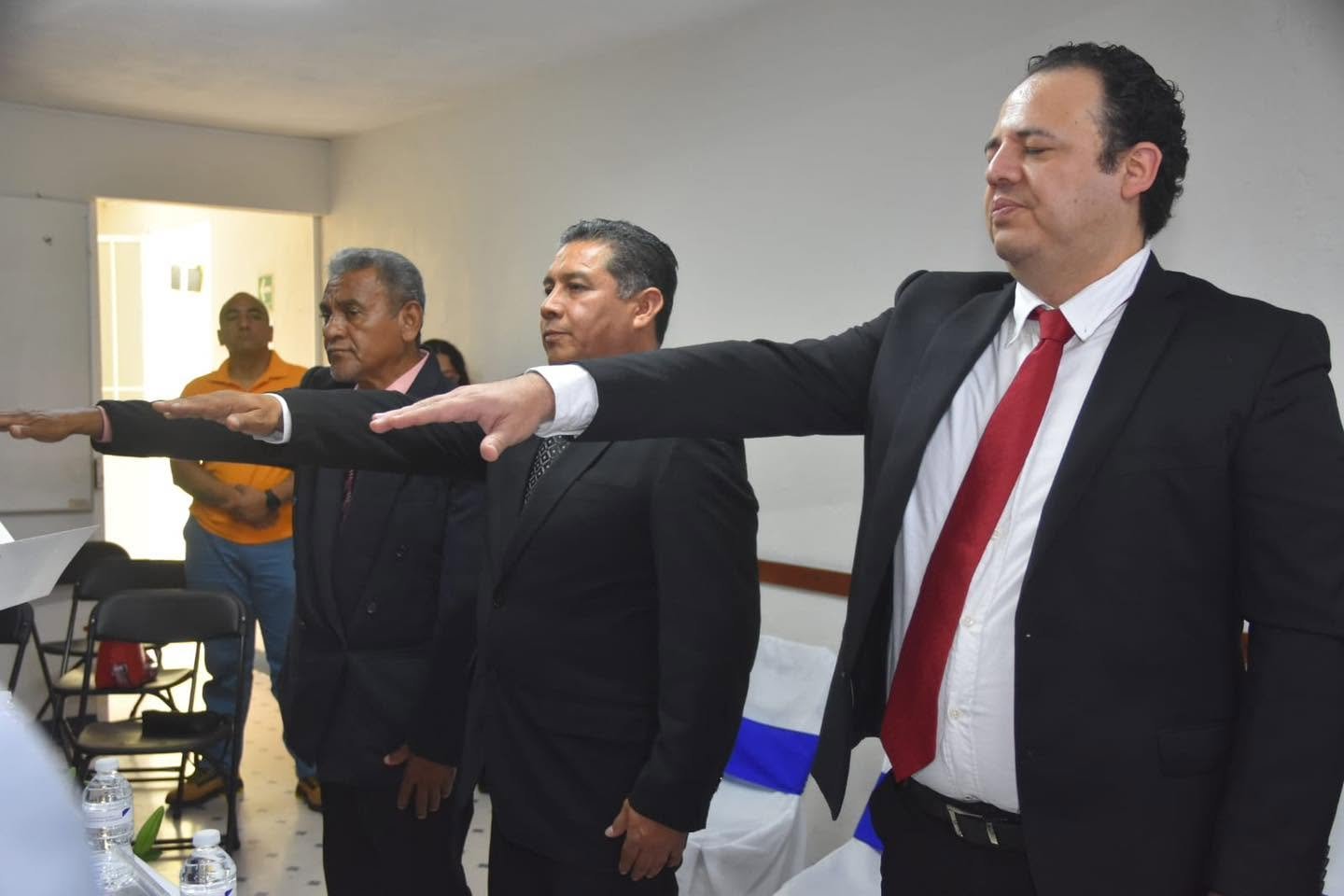 Participantes en una toma de protesta académica